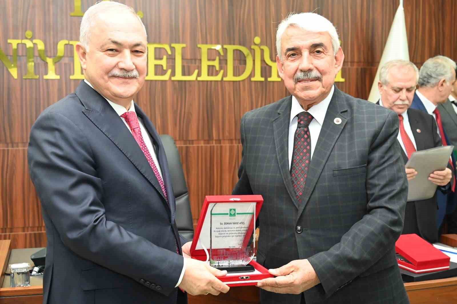 Başkan Kadir Kara’dan, meclis üyelerine teşekkür plaketi
