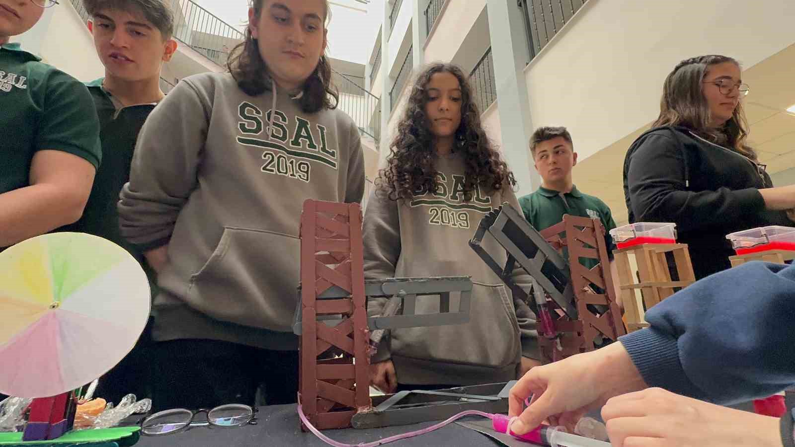 Liseliler y&uuml;k gemileri i&ccedil;in hidrolik sistemli k&ouml;pr&uuml; tasarladı
