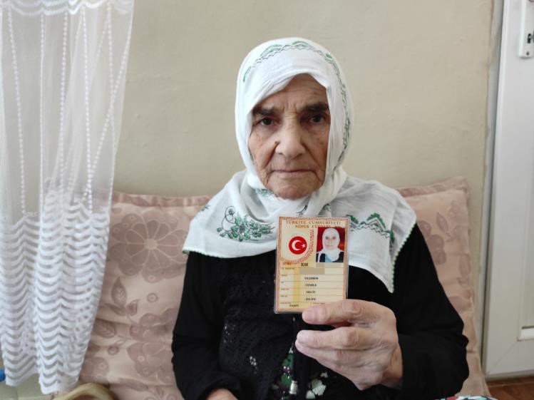 Hastanede tedavi g&ouml;ren 111 yaşındaki Cemile Nine&rsquo;ye pastalı Kadınlar G&uuml;n&uuml; s&uuml;rprizi
