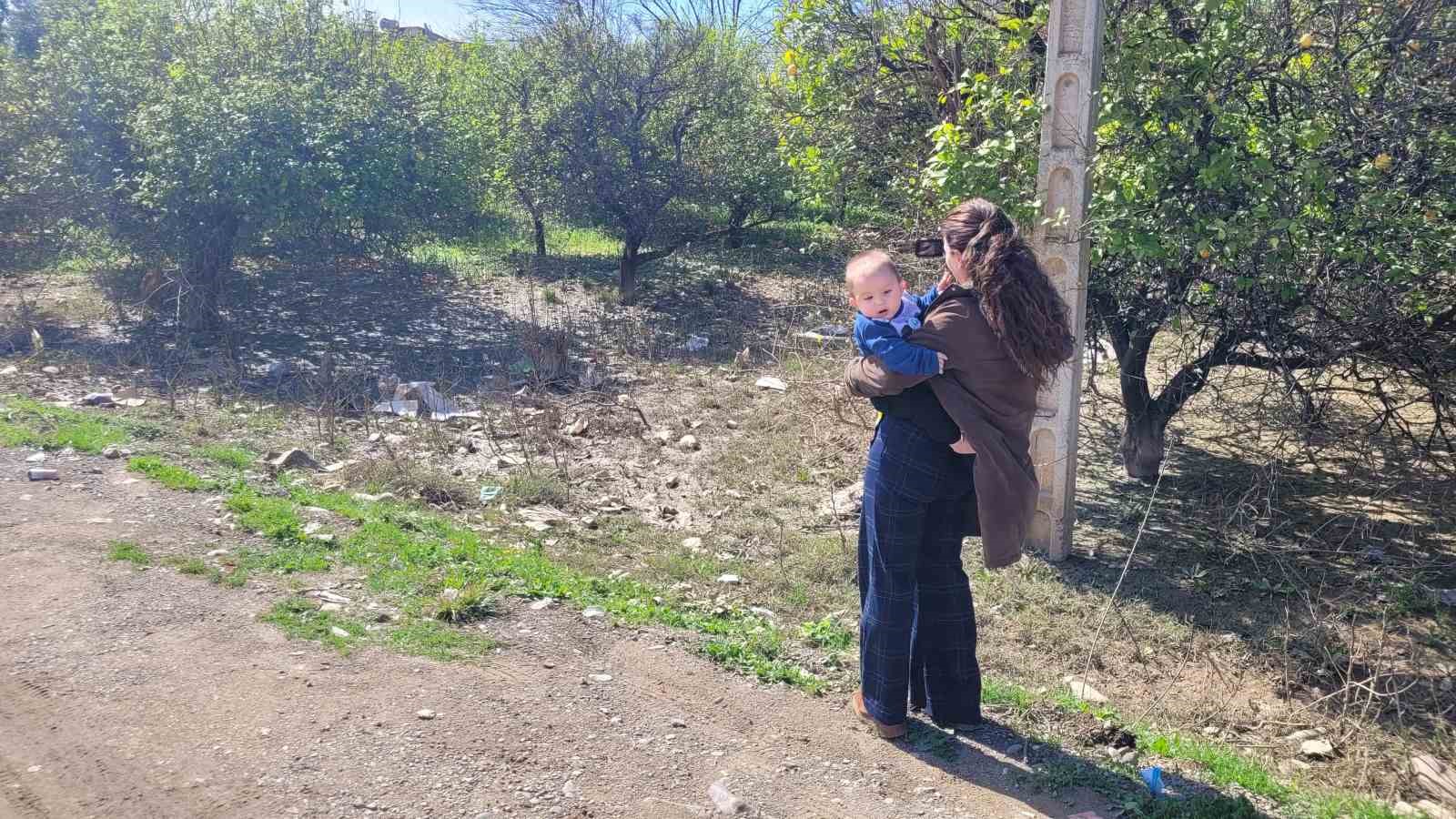 Kadın gazeteci, bebeğiyle haberden habere koşuyor