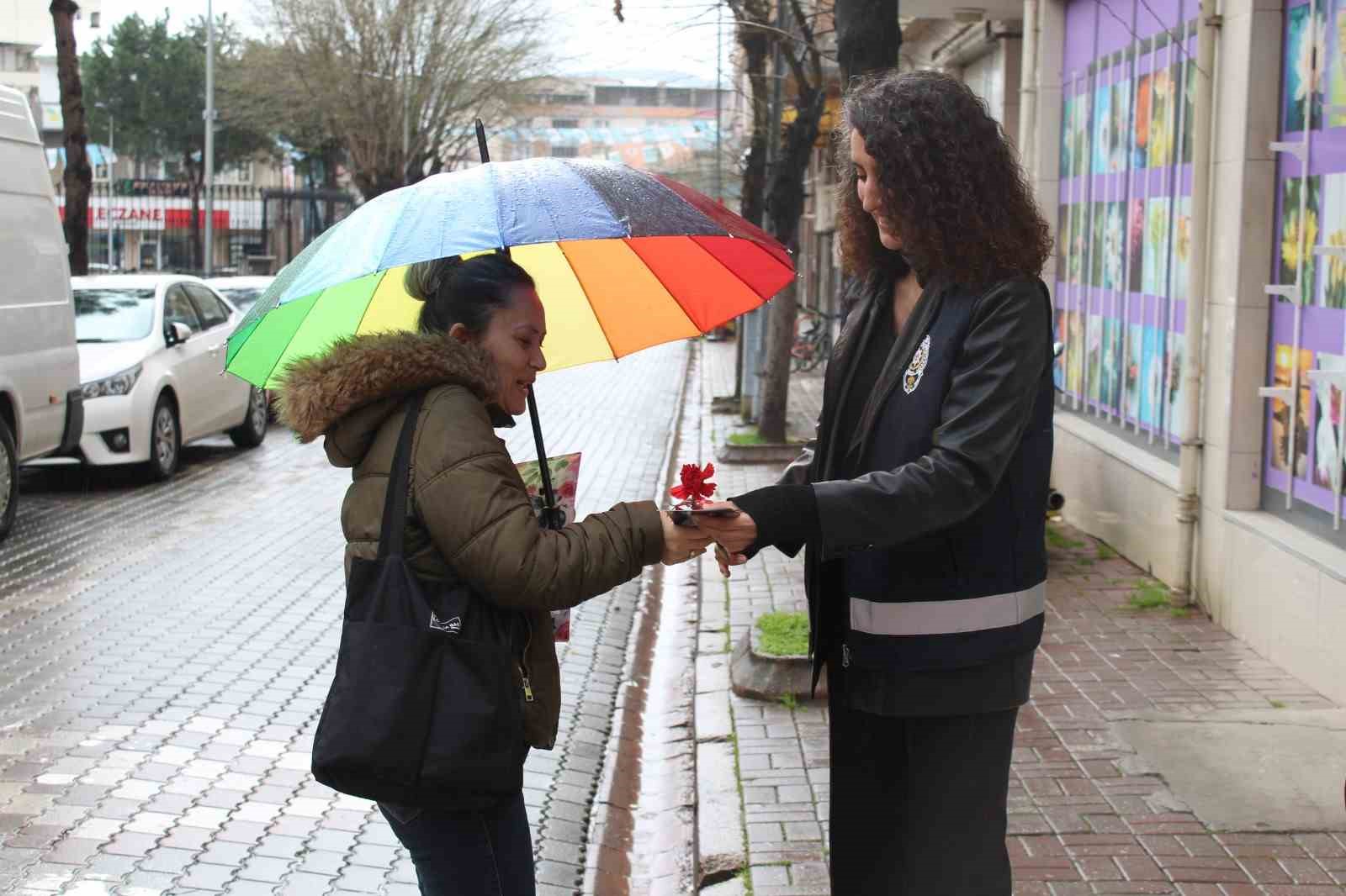 &Ccedil;an Polisinden kadınlara karanfilli kutlama
