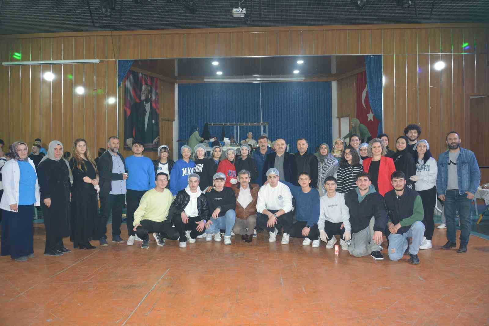 &Ouml;ğrenciler, Gazze i&ccedil;in 100 bin lira yardım topladı
