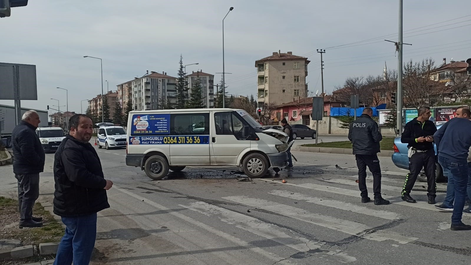 Otomobil ve minib&uuml;s &ccedil;arpıştı: 4 yaralı
