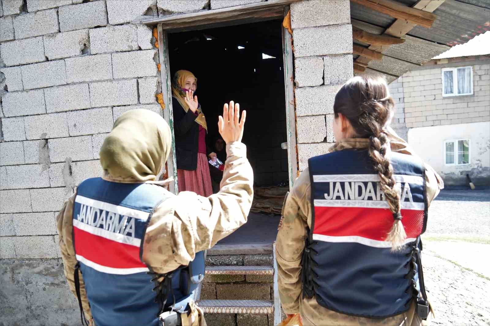 Kadın komutanlardan ekmek pişiren kadınlara sürpriz
