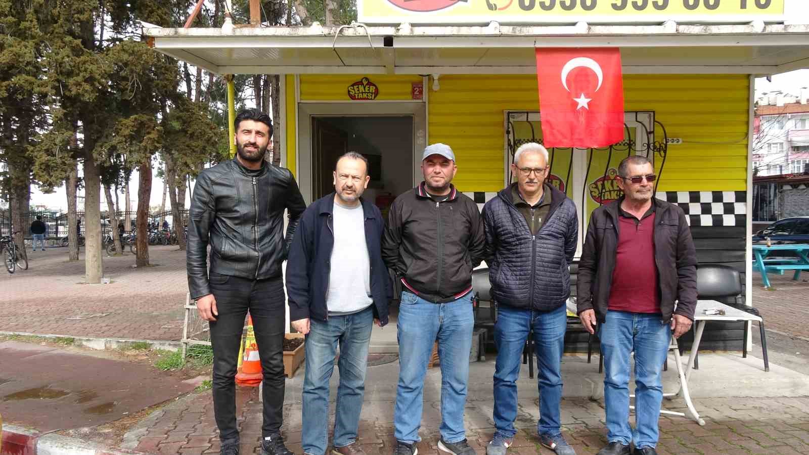 Burdurlu taksicilerden Kadınlar G&uuml;n&uuml;&rsquo;nde karanfilli jest
