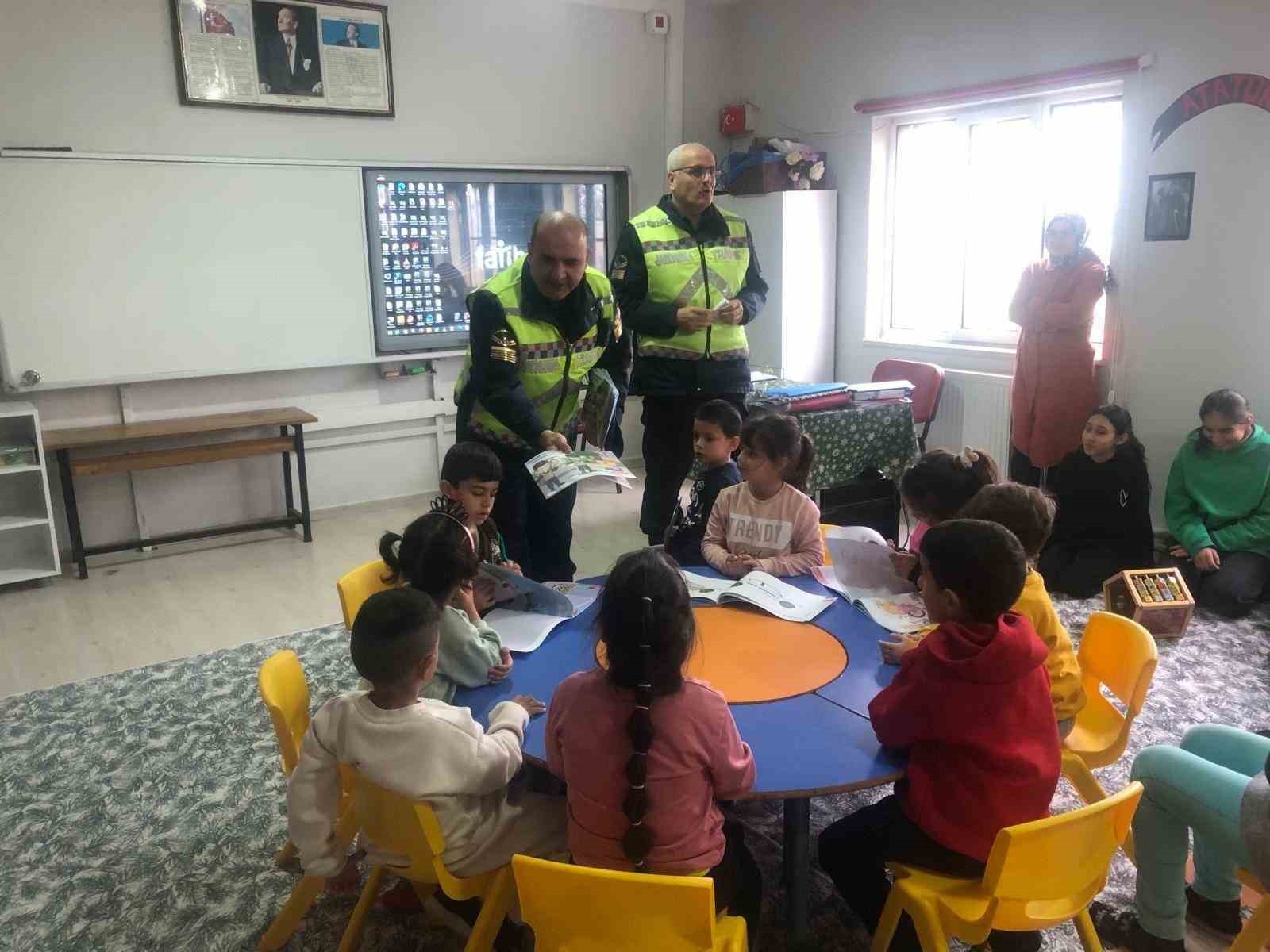 Kırklareli&rsquo;de jandarma ekipleri &ouml;ğrencilere eğitim verdi
