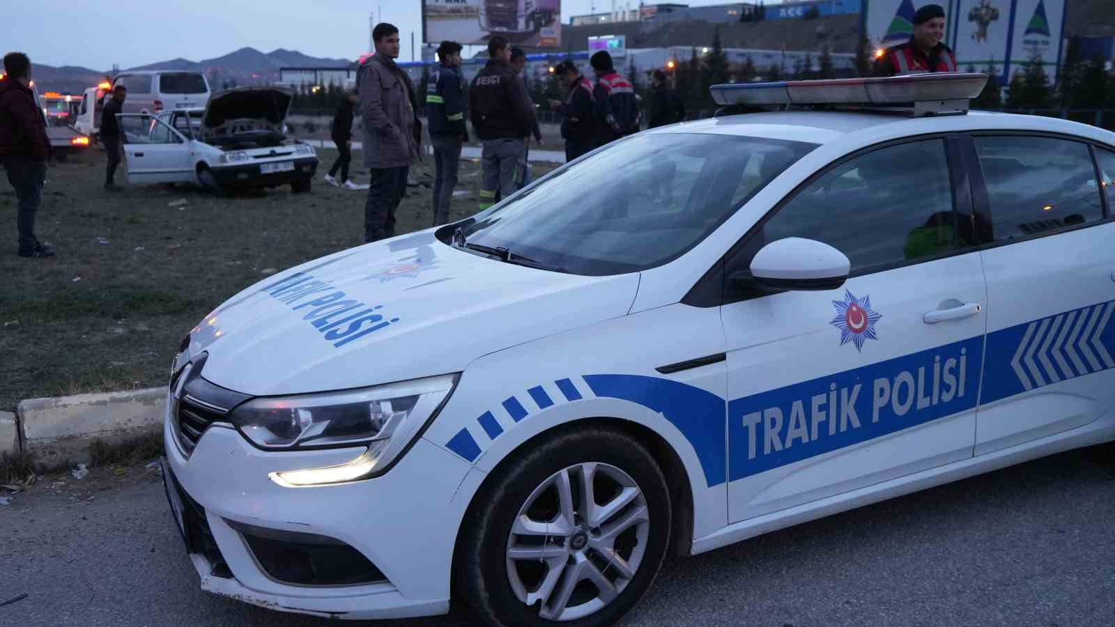 Minib&uuml;s ile otomobil &ccedil;apıştı: 2 yaralı
