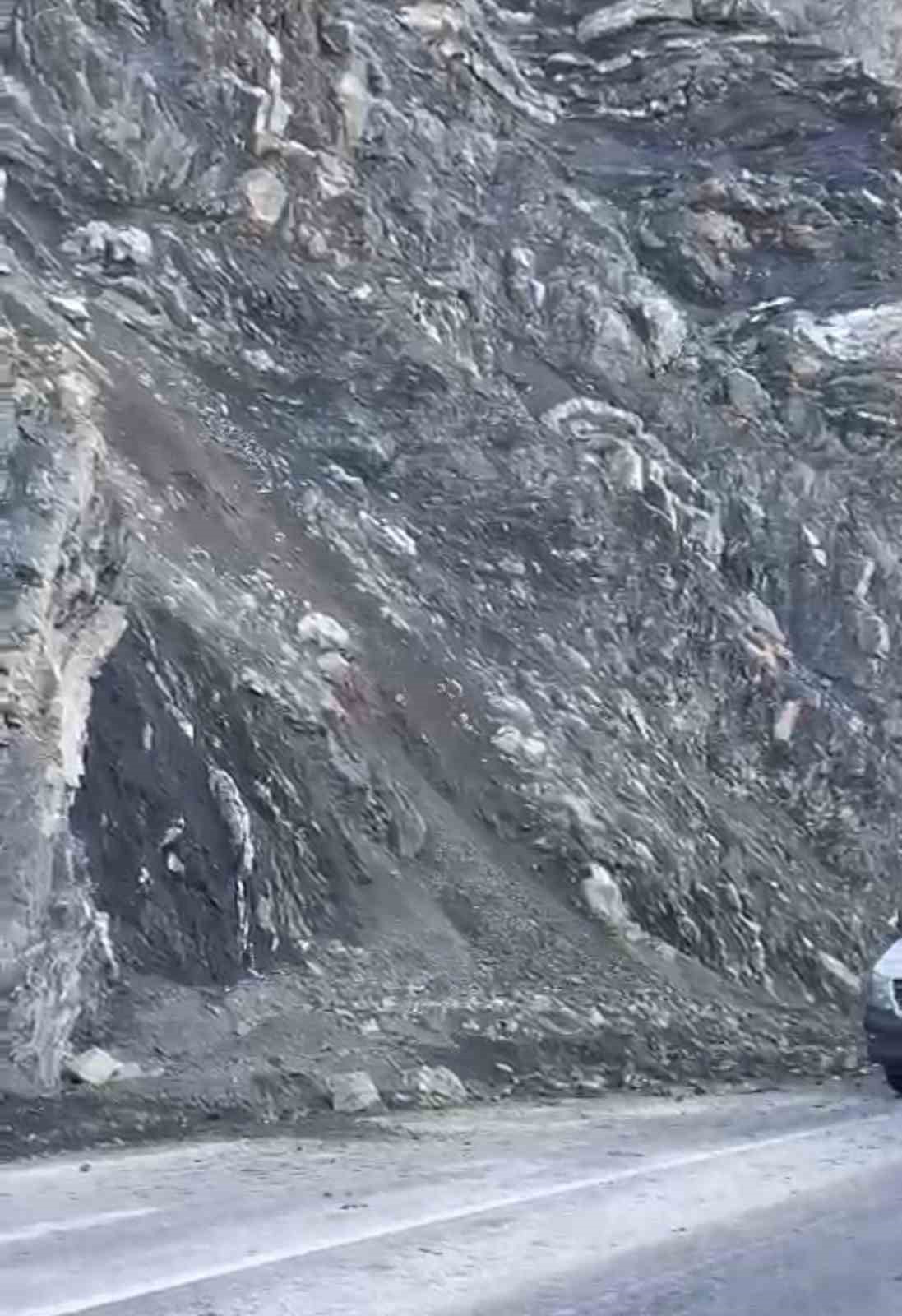 Y&uuml;ksekova yeni k&ouml;pr&uuml; yolu s&uuml;r&uuml;c&uuml;lerin korkulu r&uuml;yası haline geldi
