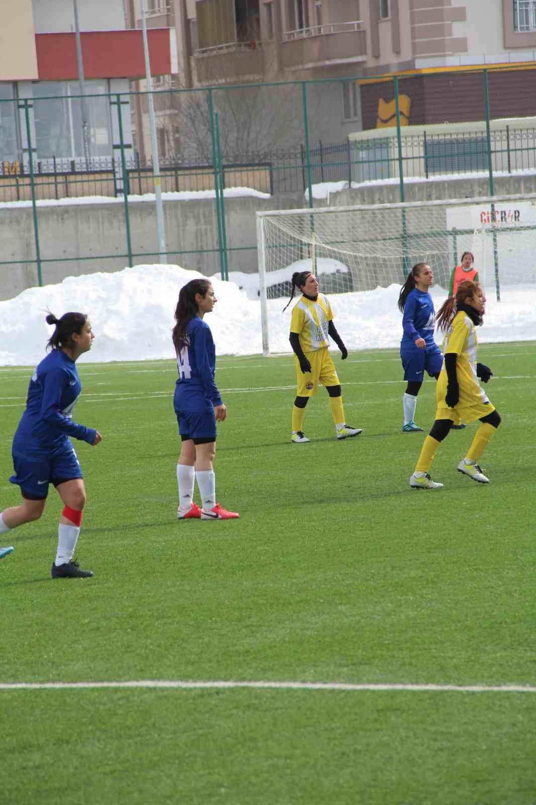 Ağrı&rsquo;da erken yaşta evliliklere karşı futbol oynayan kızlar şampiyonluğa koşuyor
