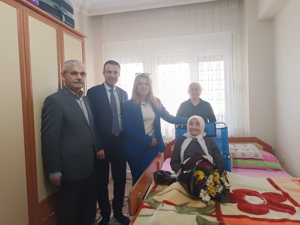 Kaymakam Akpay’dan 106 yaşındaki Zehra nineye ziyaret