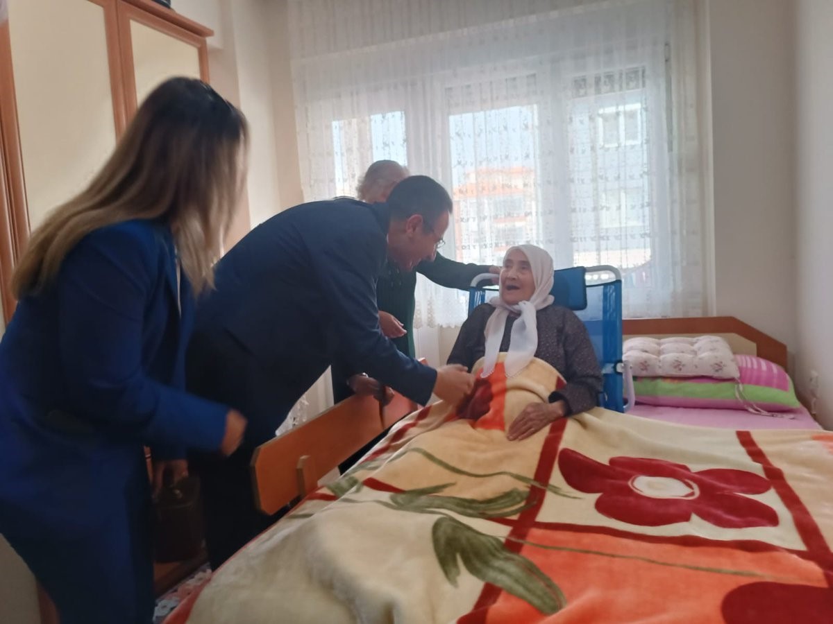 Kaymakam Akpay&rsquo;dan 106 yaşındaki Zehra nineye ziyaret
