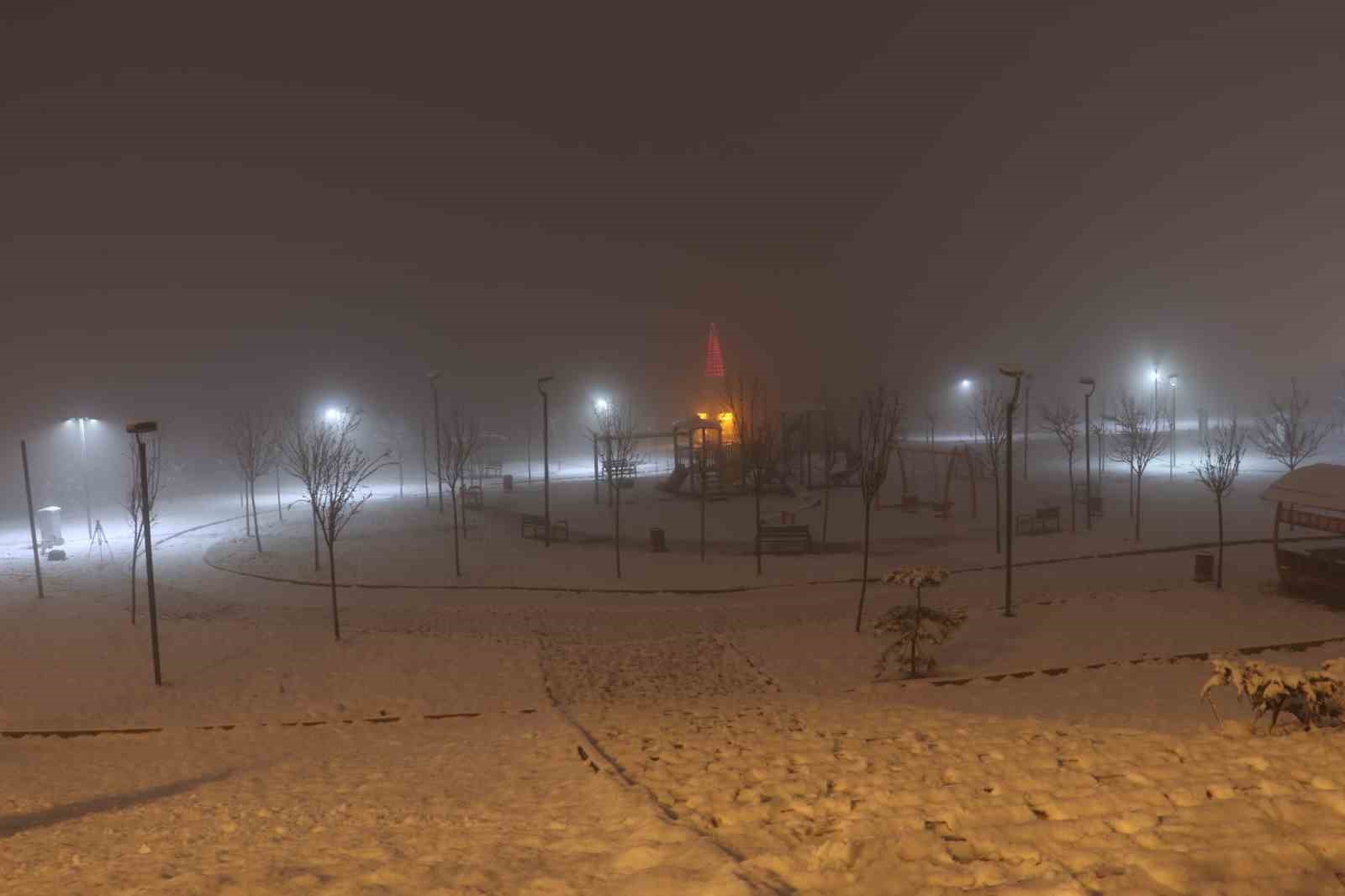 Ankara’nın yüksek kesimlerinde kar yağışı ve sis etkili oldu 