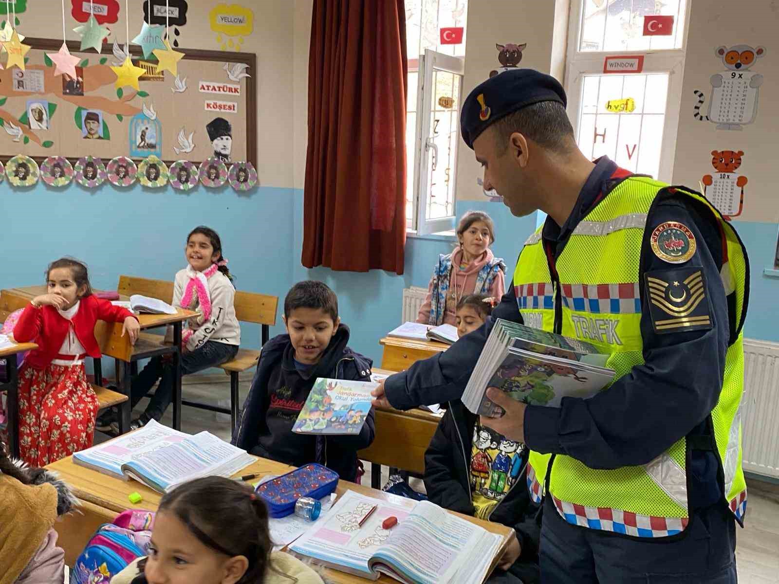 Hakkari Jandarmasından &ouml;ğrencilere trafik eğitimi
