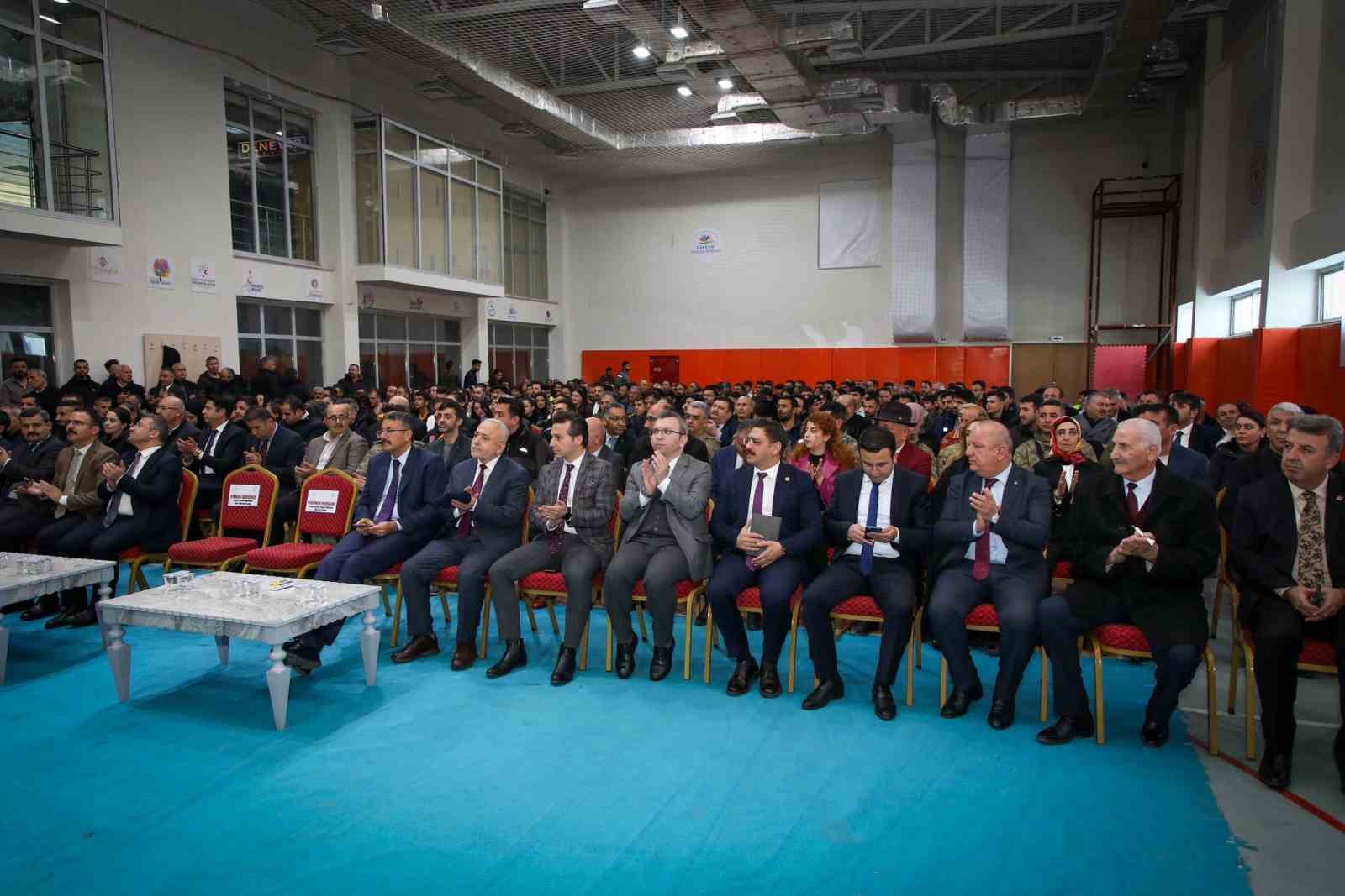 Vali Ali &Ccedil;elik: "İnsanı yaşat ki devlet yaşasın"
