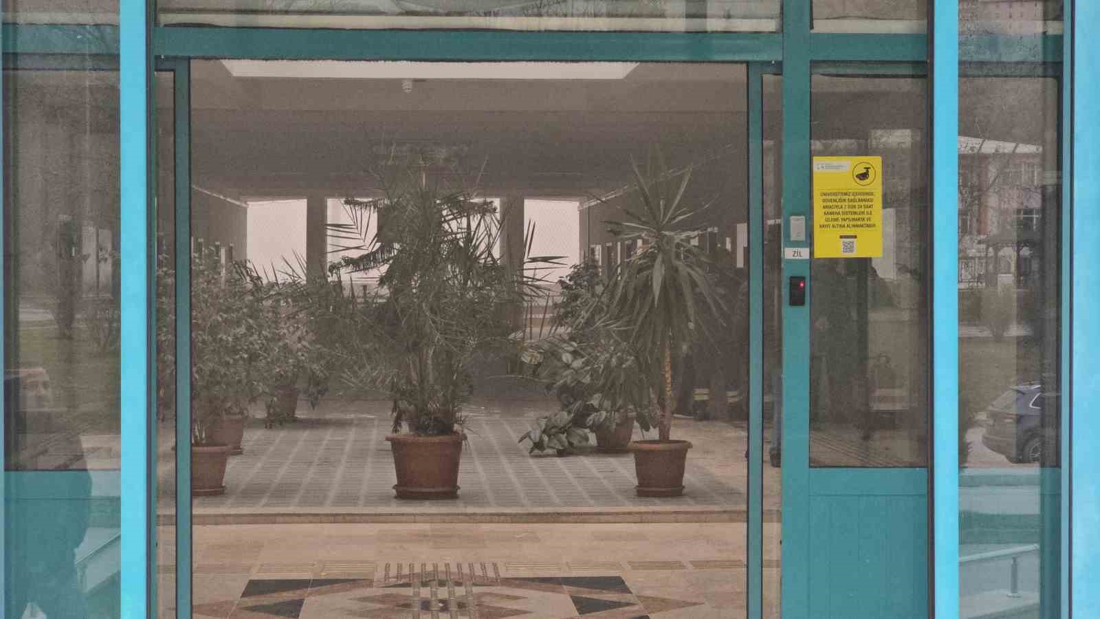 Üniversitedeki esrarengiz duman paniğe neden oldu