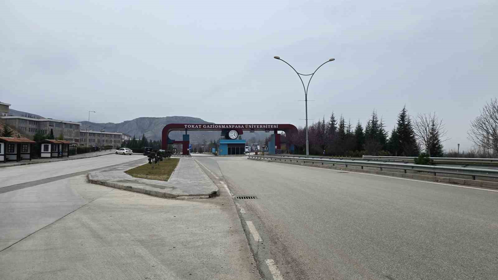 &Uuml;niversitedeki esrarengiz duman paniğe neden oldu
