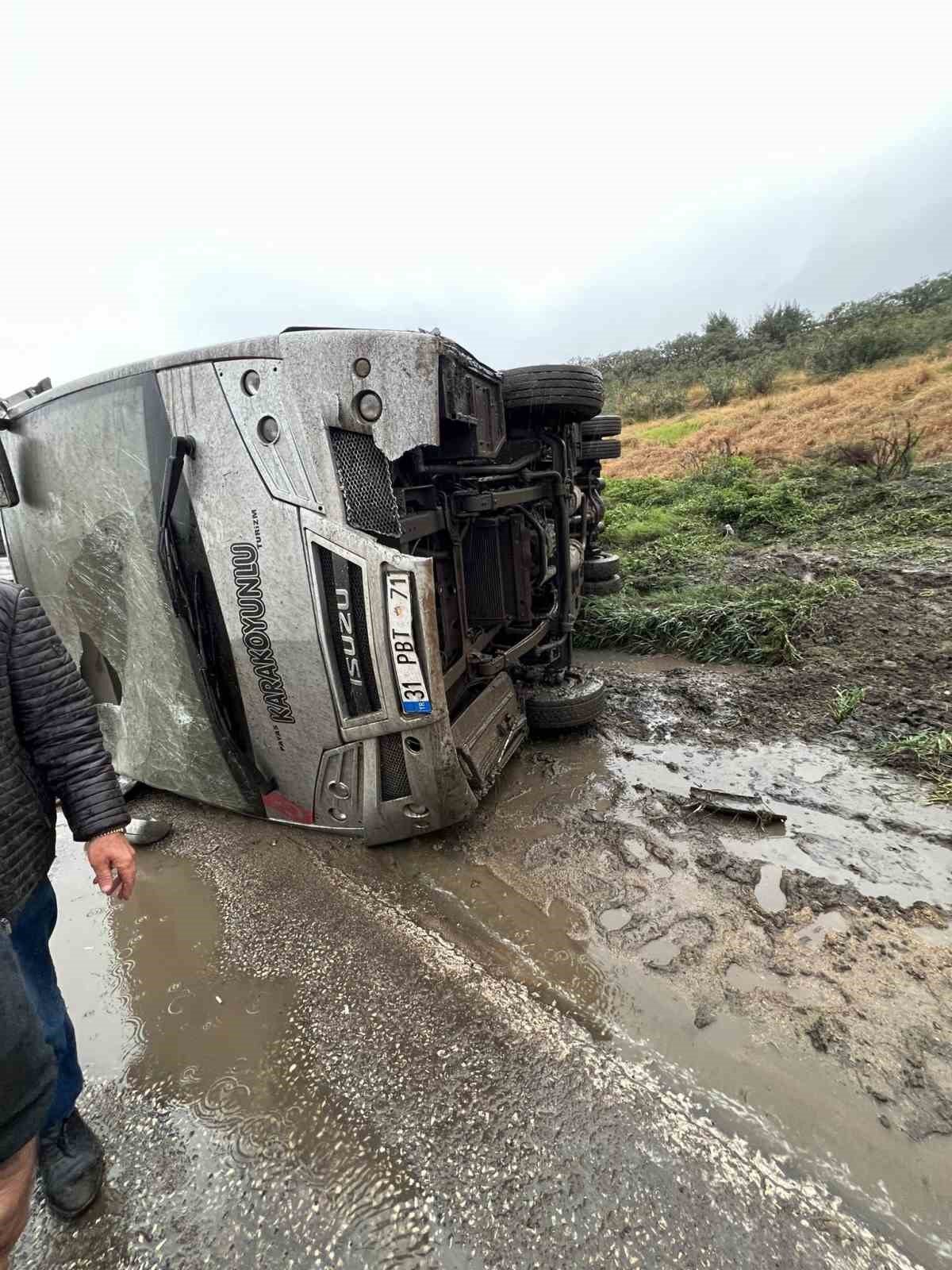 Hatay’da işçi servisi devrildi: 4 yaralı
