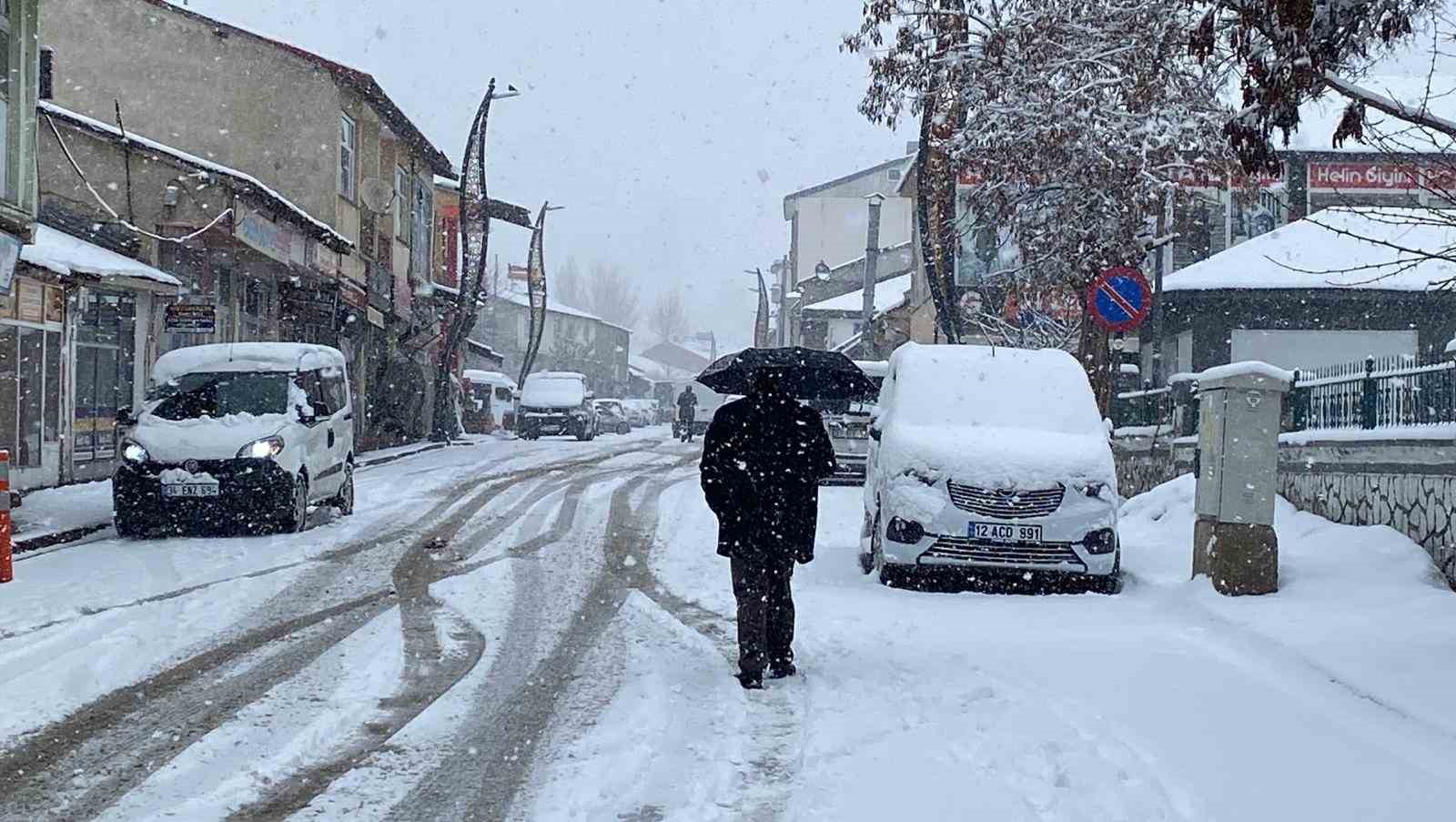 Karlıova’ya kış geri geldi, kar kalınlığı 15 santimi aştı