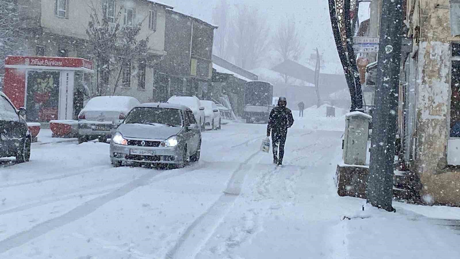 Karlıova&rsquo;ya kış geri geldi, kar kalınlığı 15 santimi aştı

