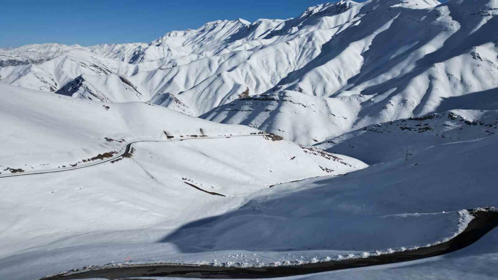 Şırnak’ta kar altında kalan Tanin Tanin Dağları havadan görüntülendi
