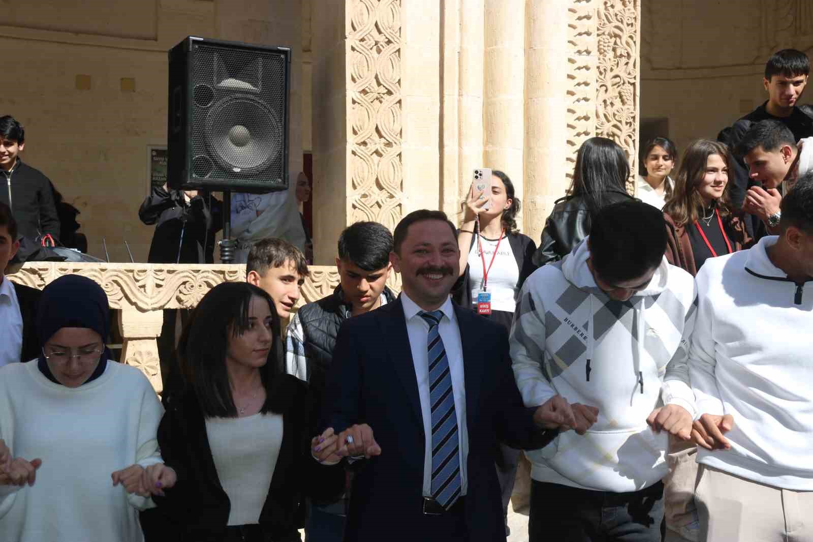 Kaymakam başa geçti, metrelerce uzunlukta halay çekildi