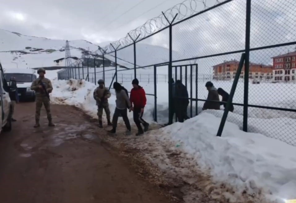 Bitlis&rsquo;te 1 ayda 18 organizat&ouml;r ile 197 d&uuml;zensiz g&ouml;&ccedil;men yakalandı
