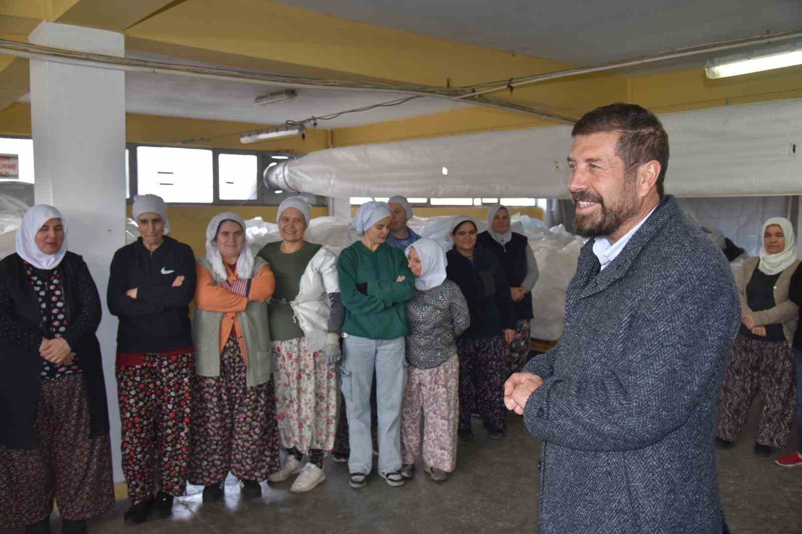 Sındırgılı kadınlar Yörük kızıyla coştu
