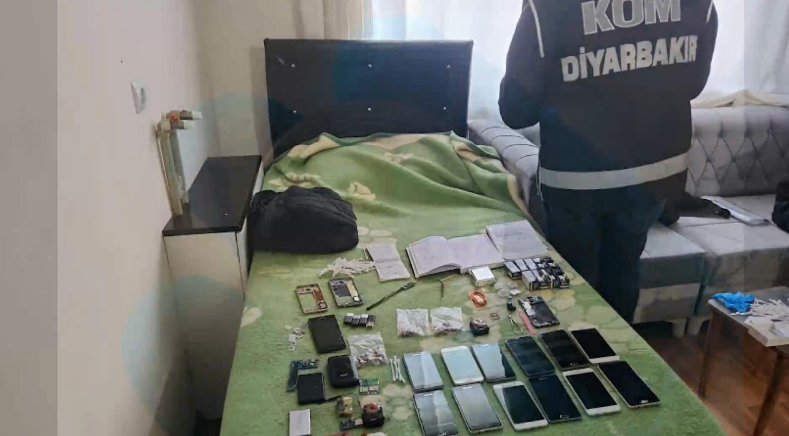 Diyarbakır&rsquo;da s&uuml;r&uuml;c&uuml; kursuna &lsquo;Fısıltı&rsquo; operasyonu: 12 g&ouml;zaltı
