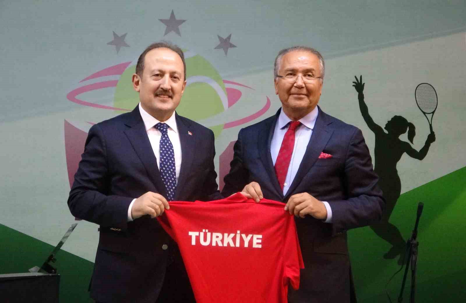 Mersin’de Dünya Kadınlar Günü çerçevesinde düzenlenen tenis turnuvası başladı