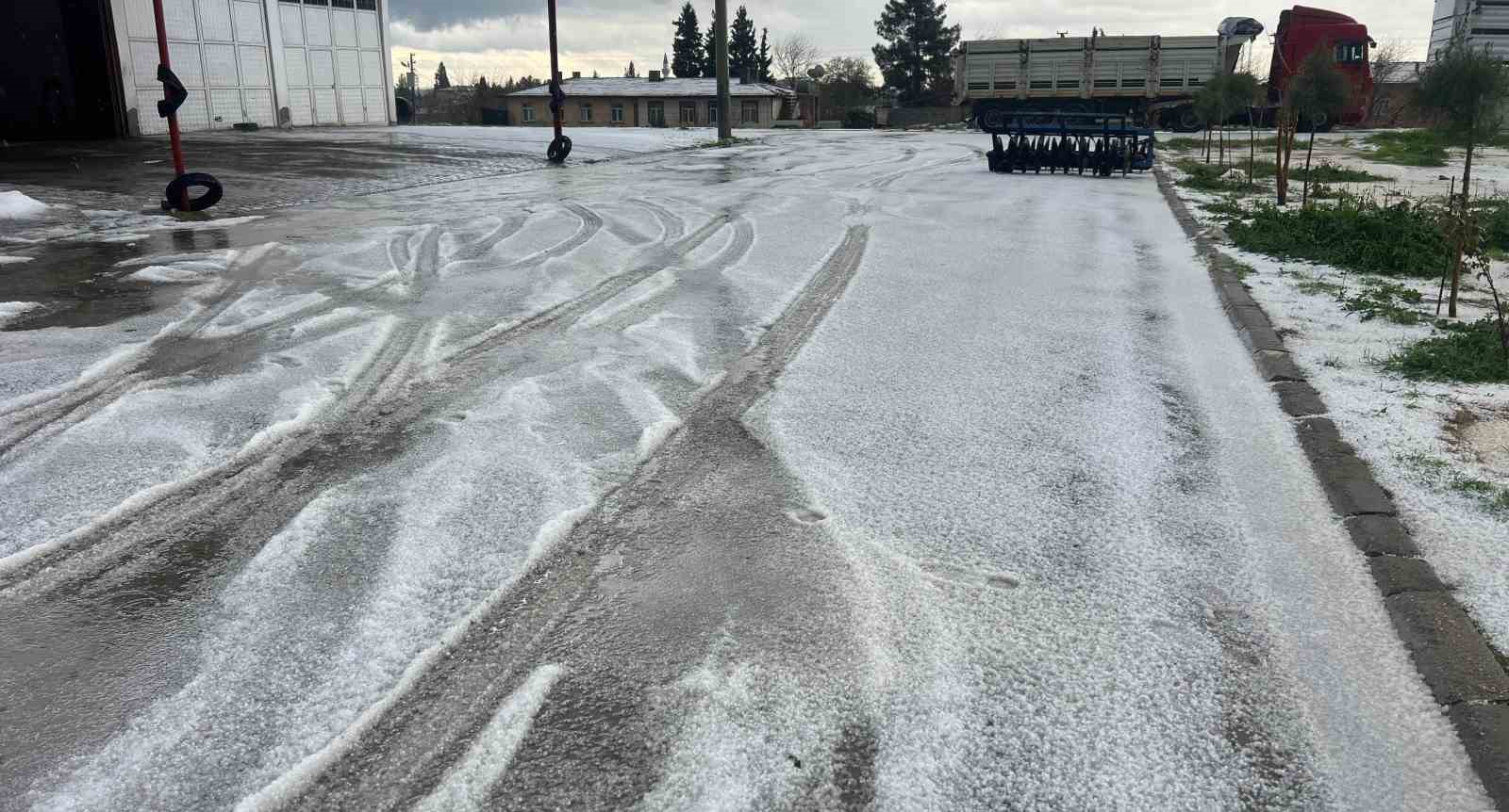 Şanlıurfa’da dolu yağışı sonrası şehir beyaza büründü