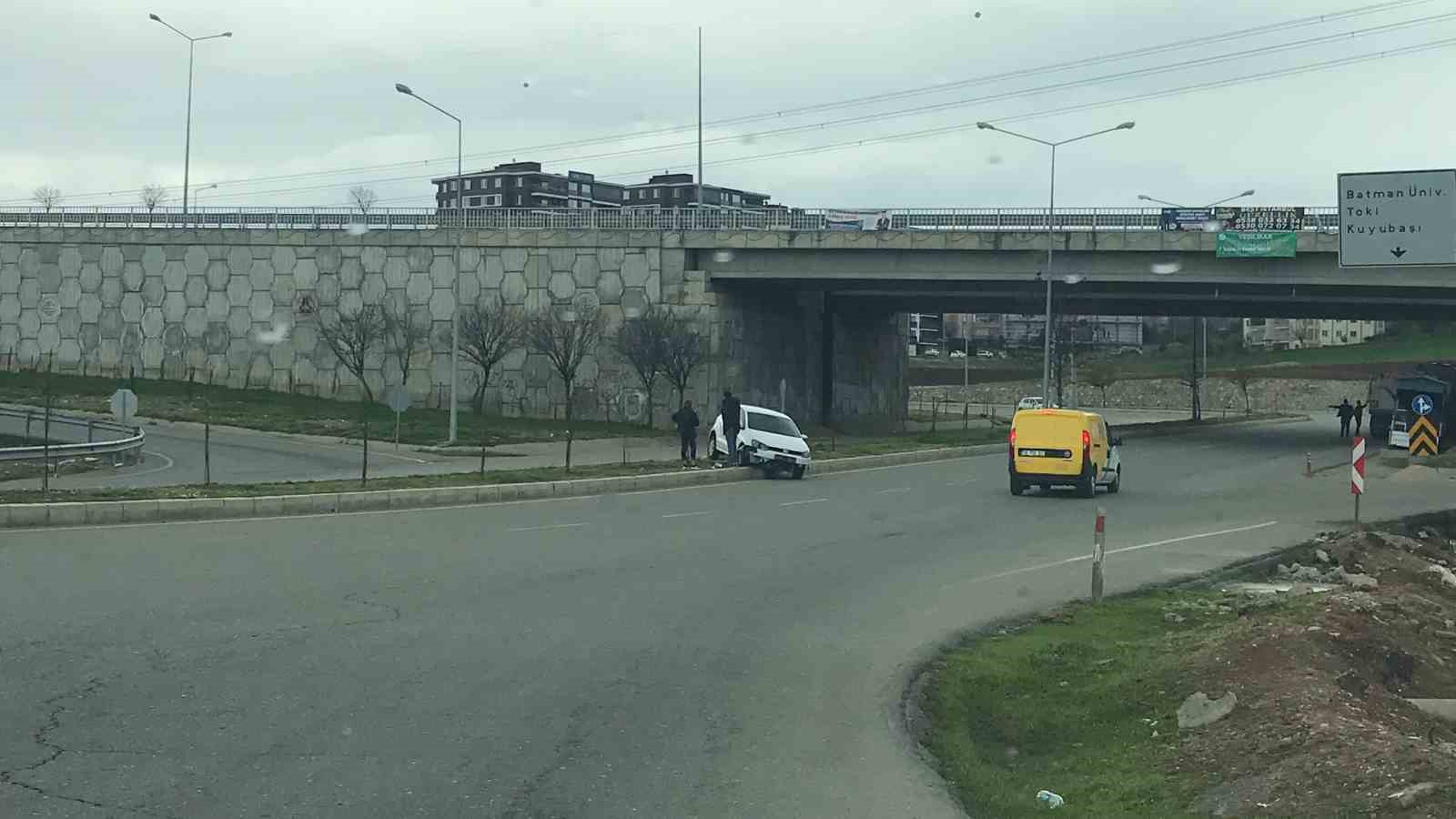 Batman&rsquo;da virajı alamayan otomobil ref&uuml;je &ccedil;ıktı
