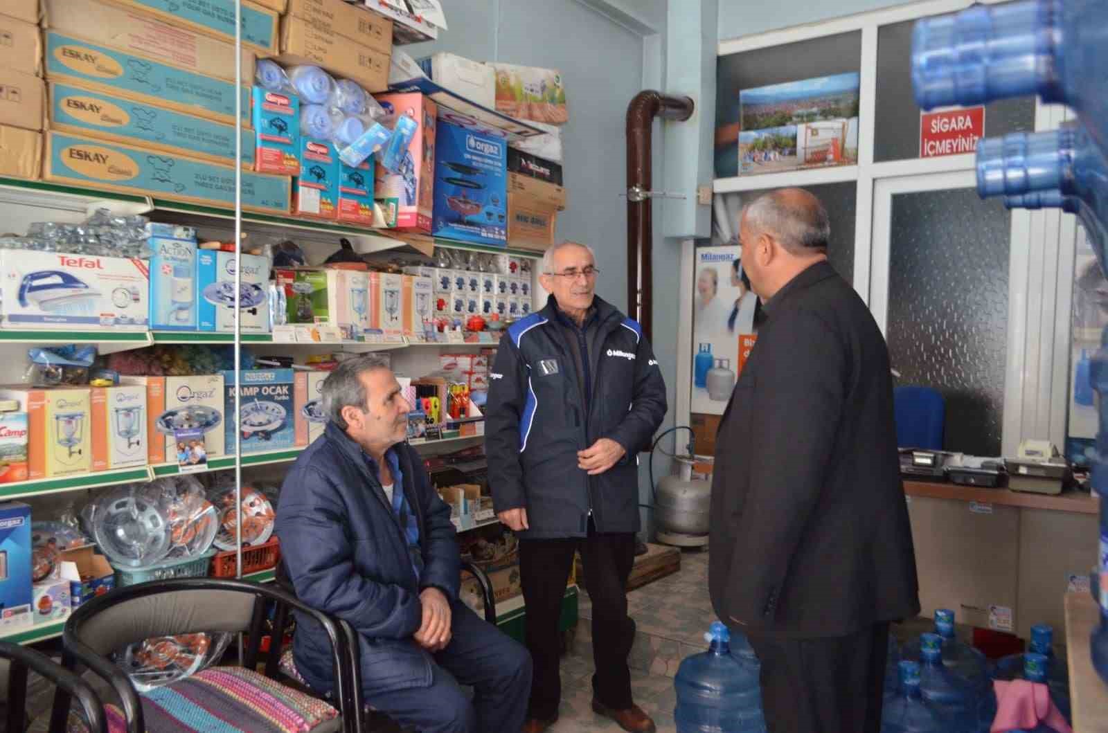 Muhtar Adayı kapı kapı gezerek esnafın derdini dinliyor