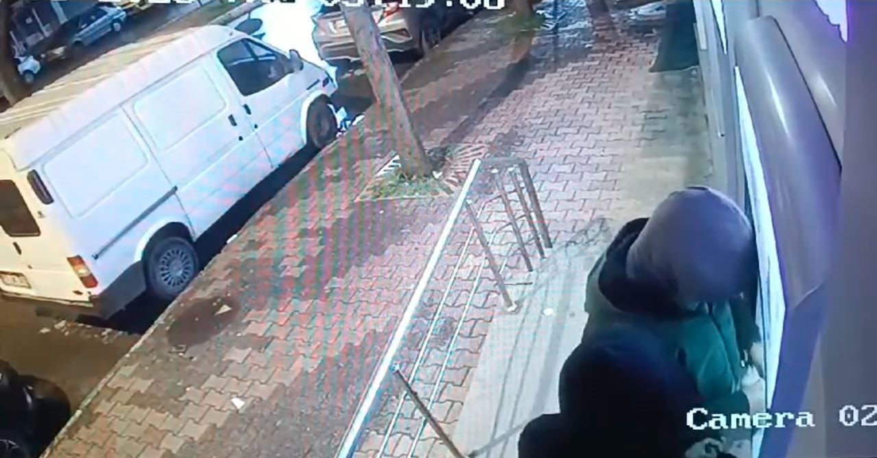 İstanbul&rsquo;da ATM&rsquo;lerden hırsızlık yapan ş&uuml;phelilerin o anları kamerada
