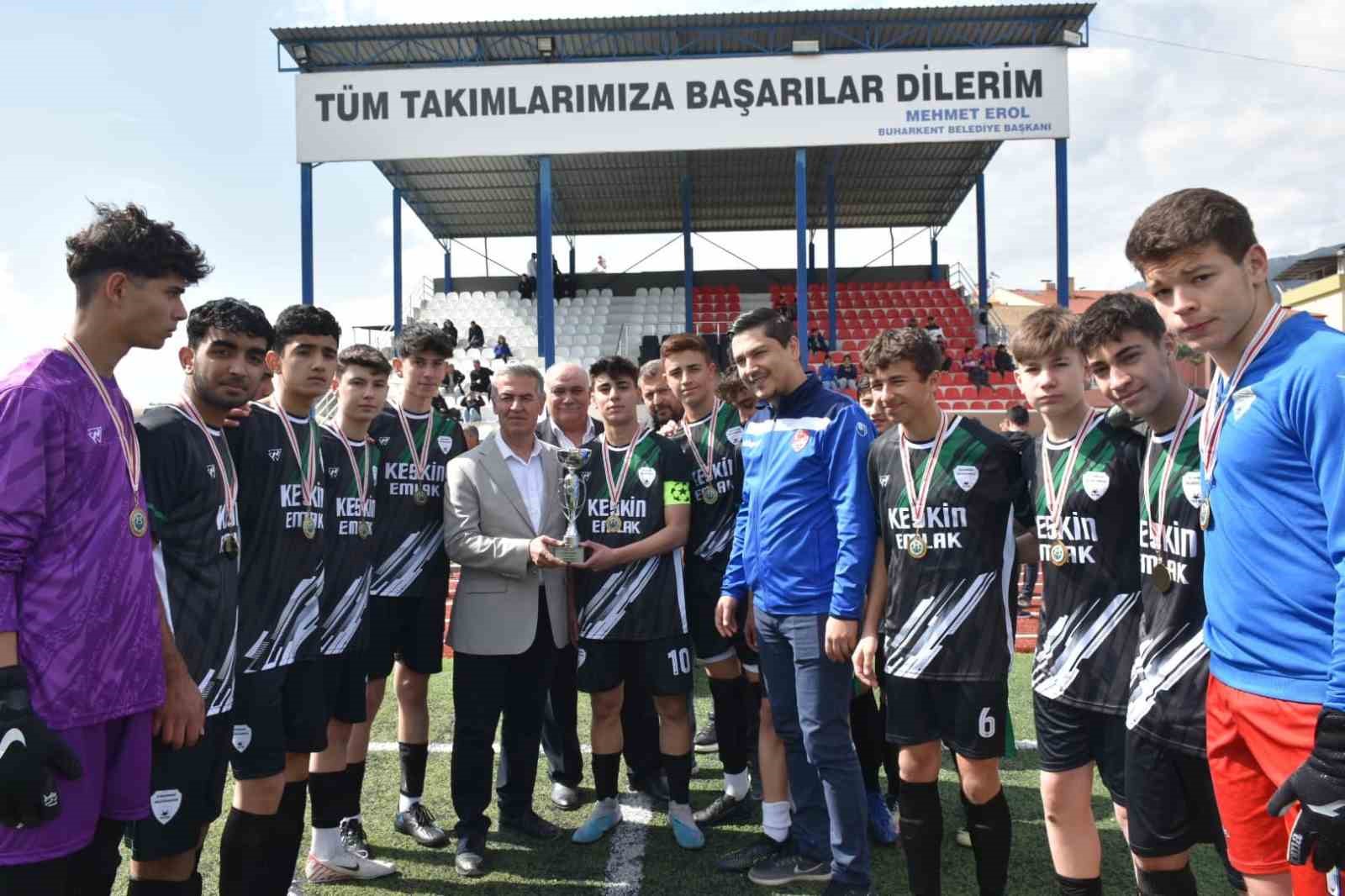 Buharkent Beldiyespor kupasına kavuştu
