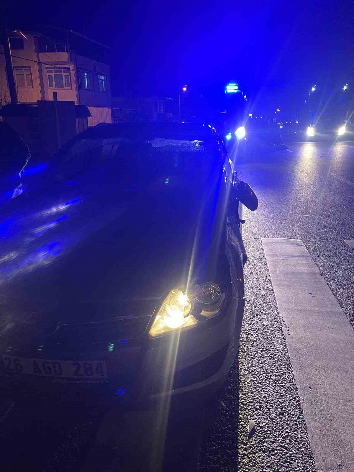 &Ccedil;anakkale&rsquo;de k&ouml;yl&uuml;ler 1 kişinin &ouml;ld&uuml;ğ&uuml; kazanın ardından yolu trafiğe kapattı
