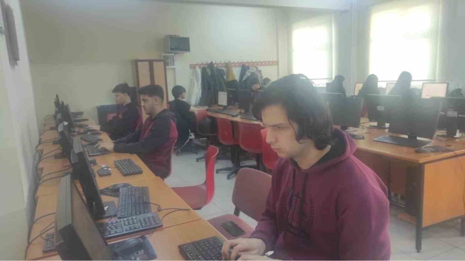 Müdür Başyiğit, klavye yarışmasında Türkiye derecesi elde eden öğrencileri kabul etti
