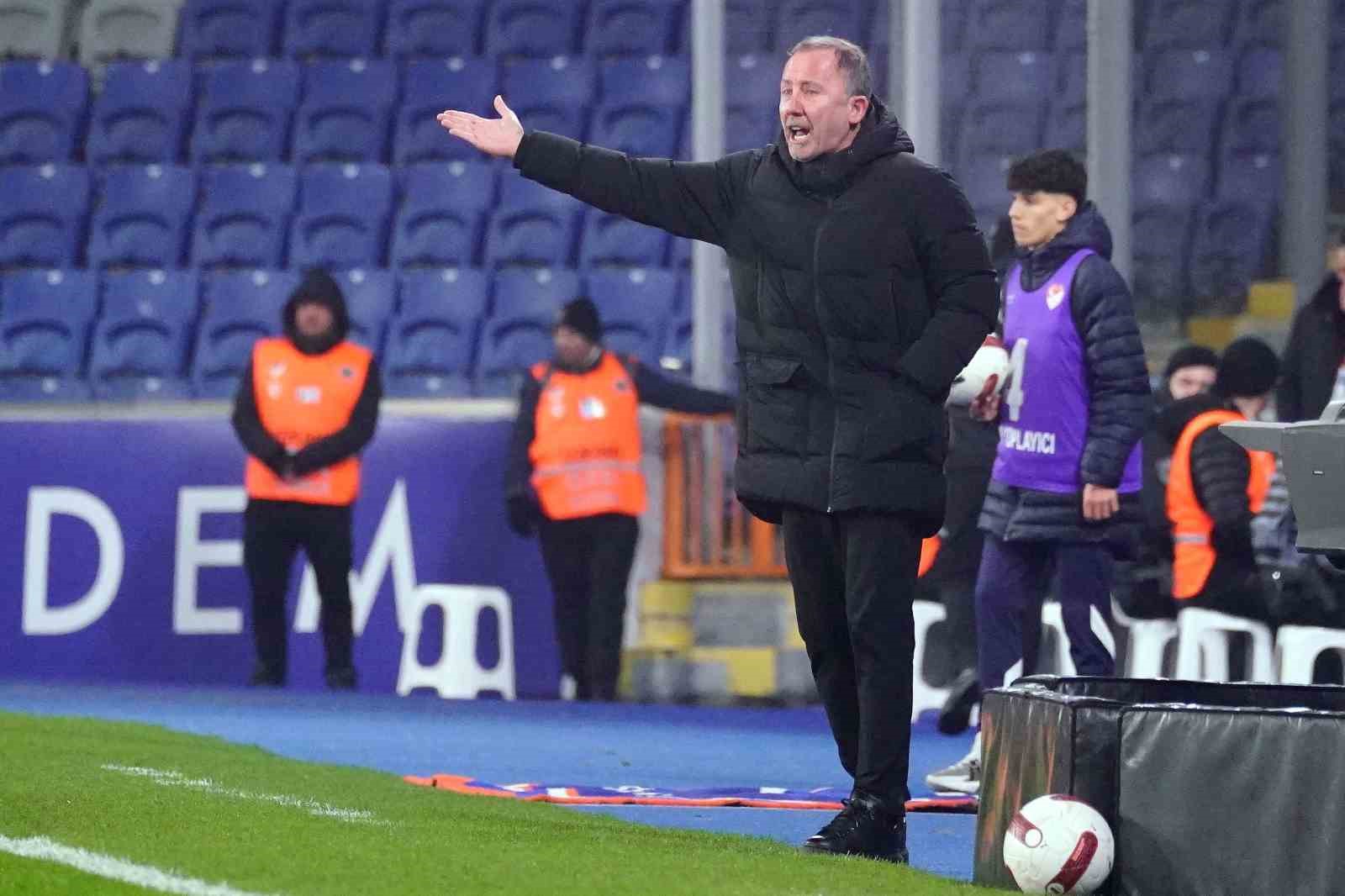 Trendyol Süper Lig: Başakşehir: 0 - Antalyaspor: 0 (İlk yarı)
