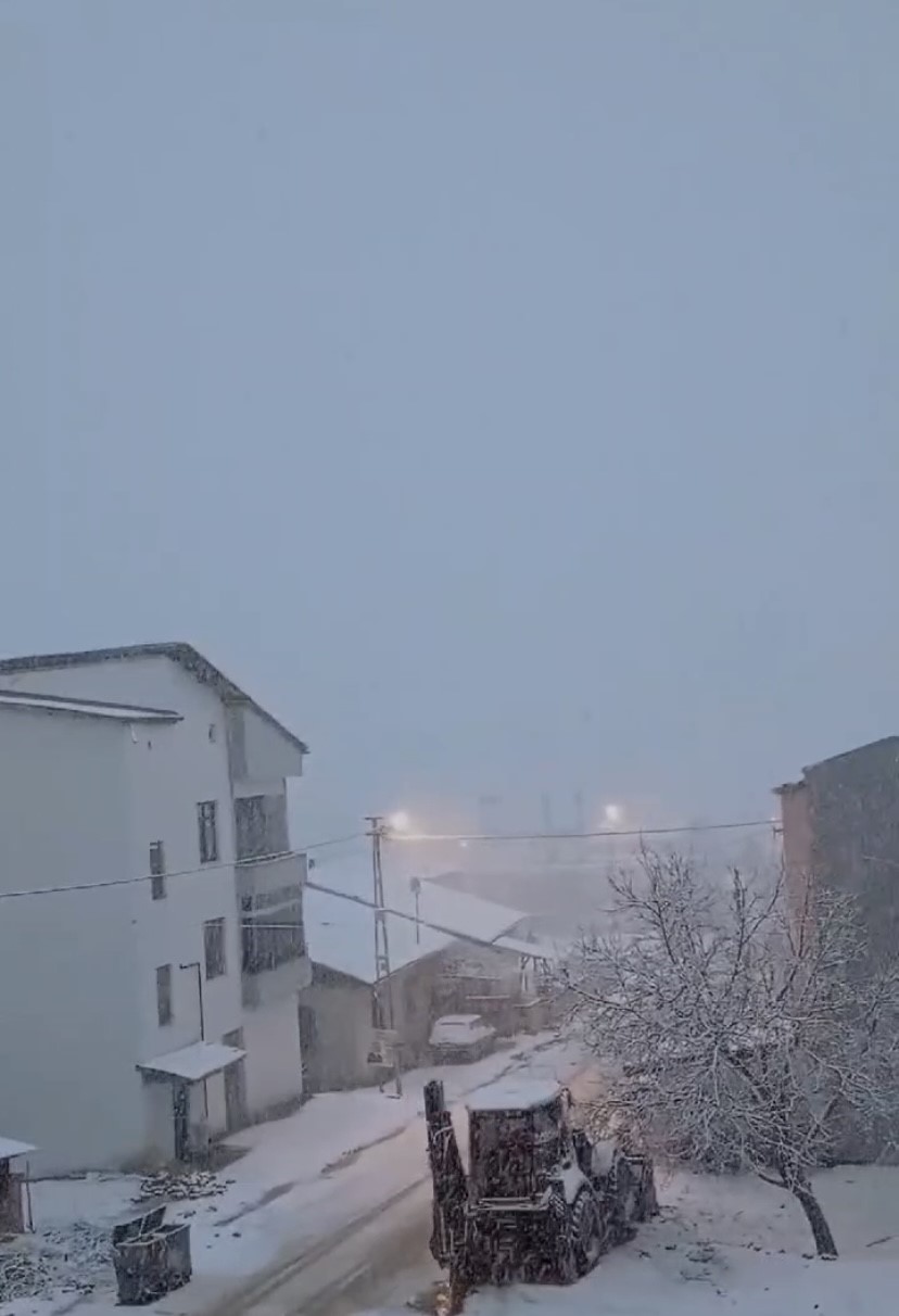 Elazığ Baskil&rsquo;de kar yağışı etkili oldu
