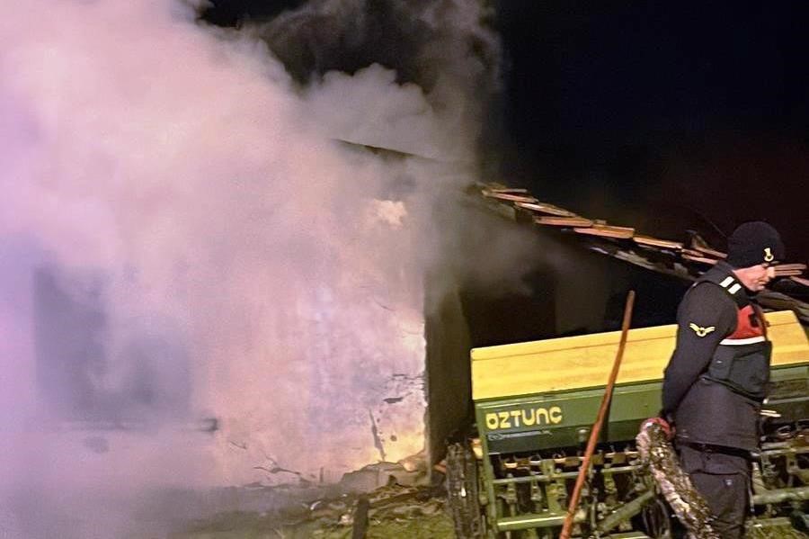 Emet&rsquo;te tek katlı ev alevlere teslim oldu
