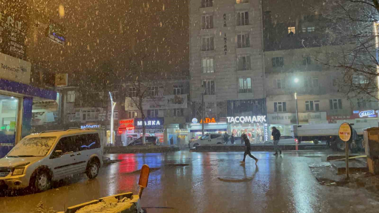 Tatvan&rsquo;da kar yağışı etkili oldu
