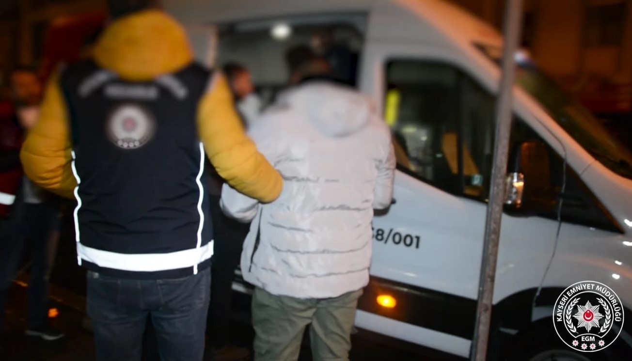 Kayseri polisinden Düzensiz Göç ile Mücadele’de Huzur Uygulaması: 28 şahıs sınır dışı edilecek