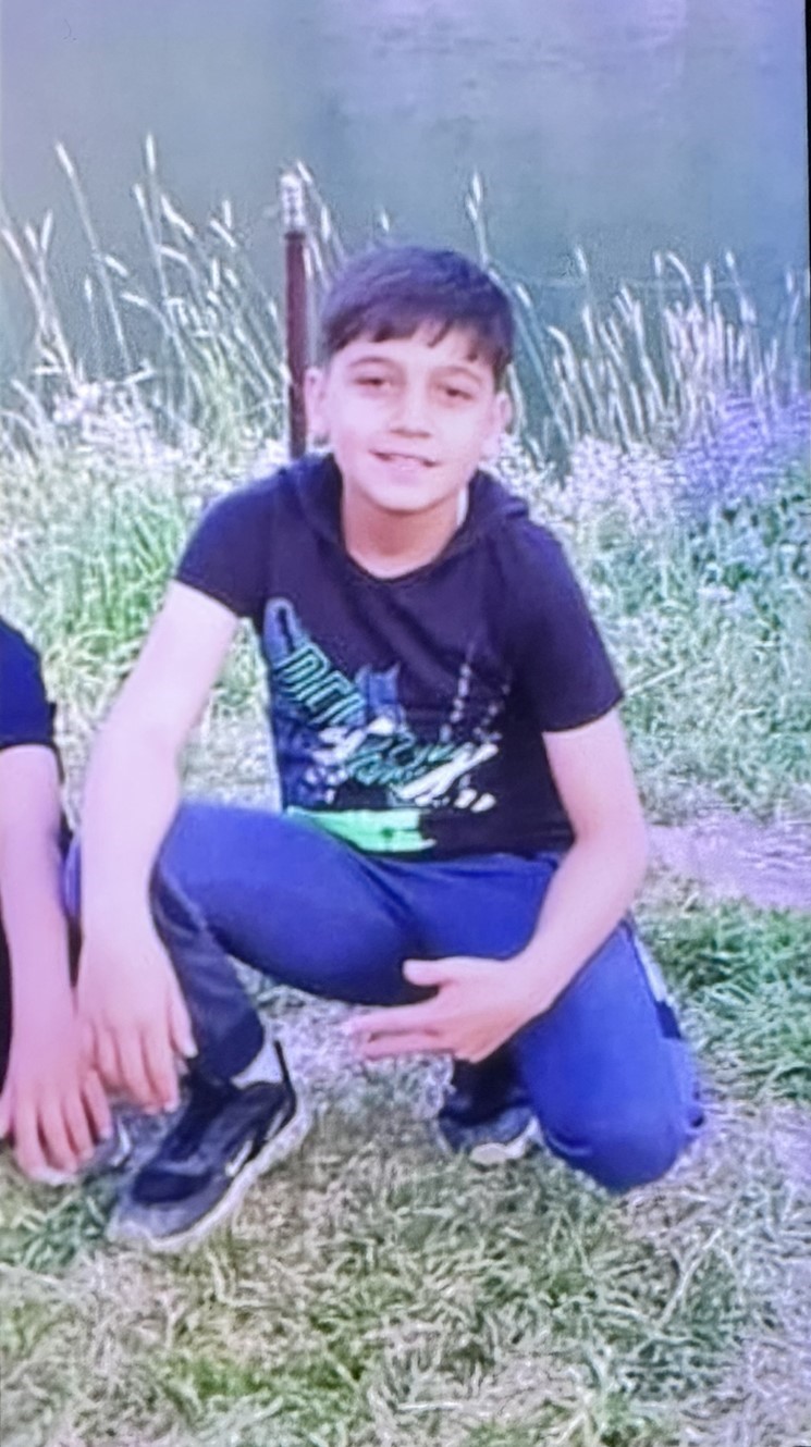 Bir annenin y&uuml;rek yakan anları: H&uuml;ng&uuml;r h&uuml;ng&uuml;r ağlayarak kayıp oğlunun okuluna gitti
