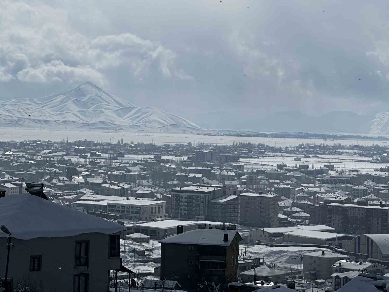 Hakkari&rsquo;de 73 k&ouml;y ve 118 mezra yolu ulaşıma kapandı
