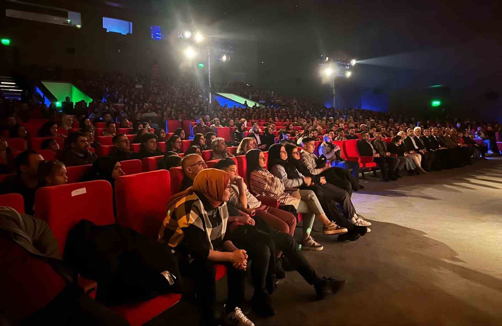 Erzincan&rsquo;da Y&uuml;zyıllık Destan Ateş adlı oyun sahnelendi
