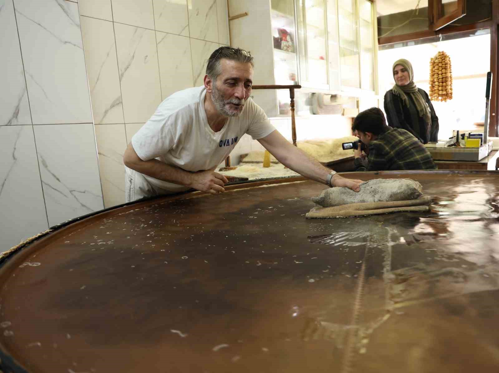 Ramazan ayının vazge&ccedil;ilmez tatlısı: Tel kadayıf
