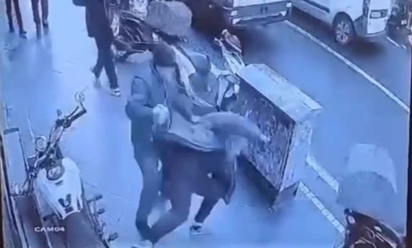 Sokakta husumetlisinin kafasına taşla vuran zanlı tutuklandı
