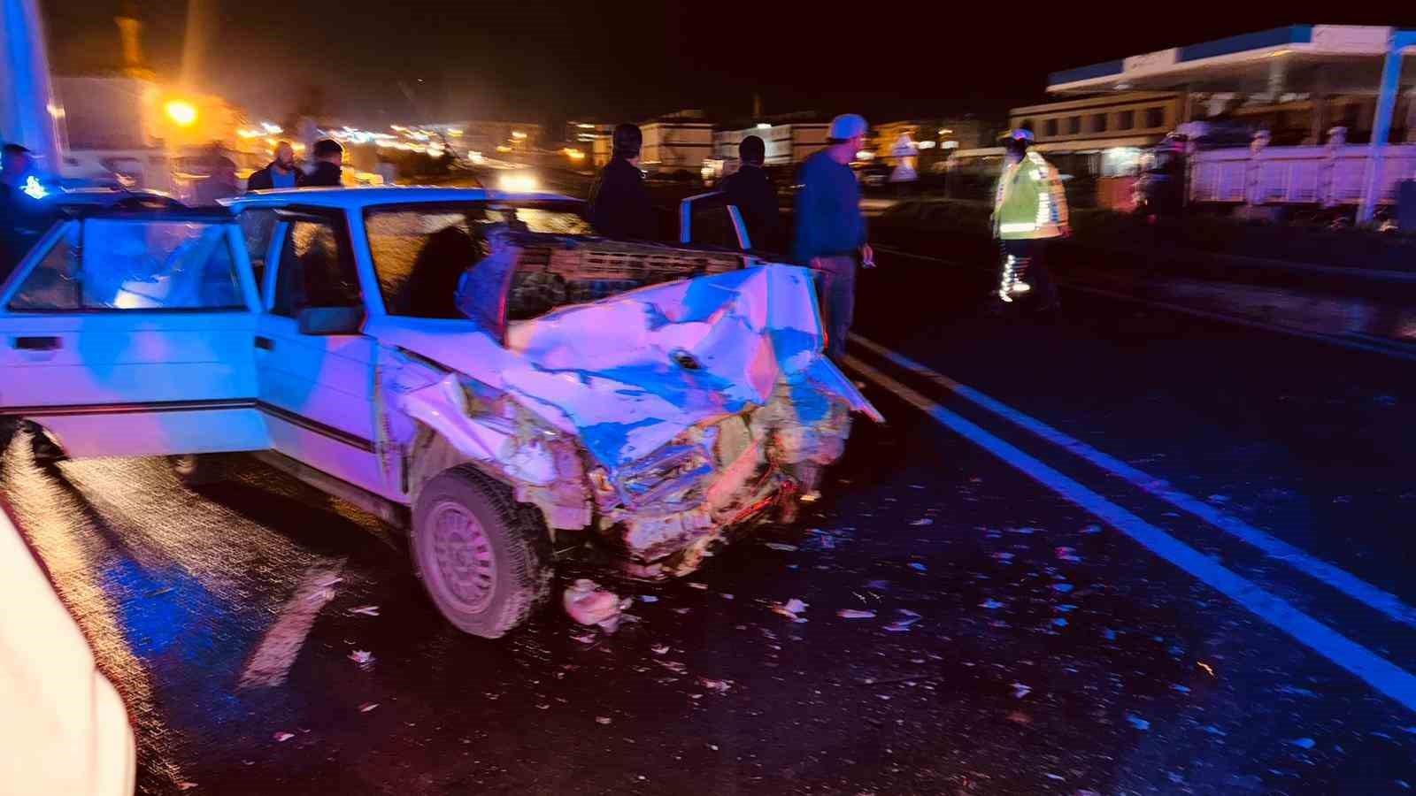 Tıra yandan çarpan otomobildeki 2 kişi yaralandı