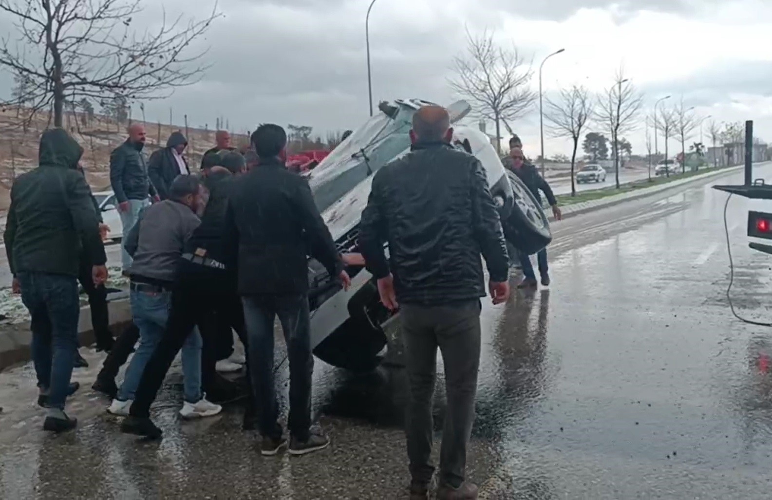 Devrilen aracın sürücüsü yaralandı