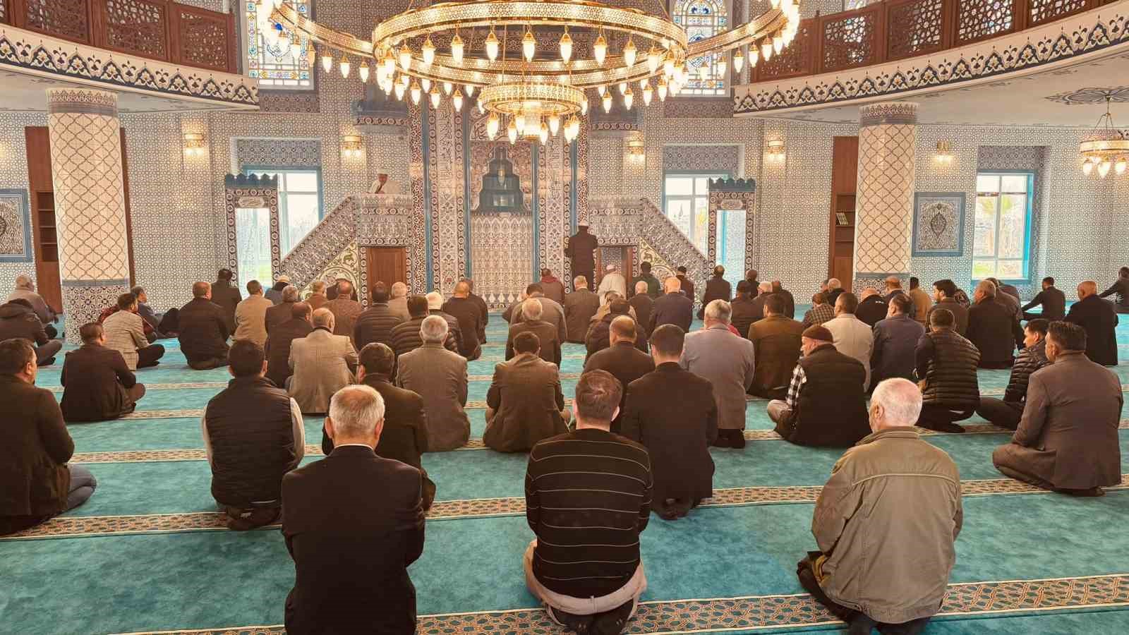 Birecik’te yapılan cami külliyesinde ilk namaz kılındı
