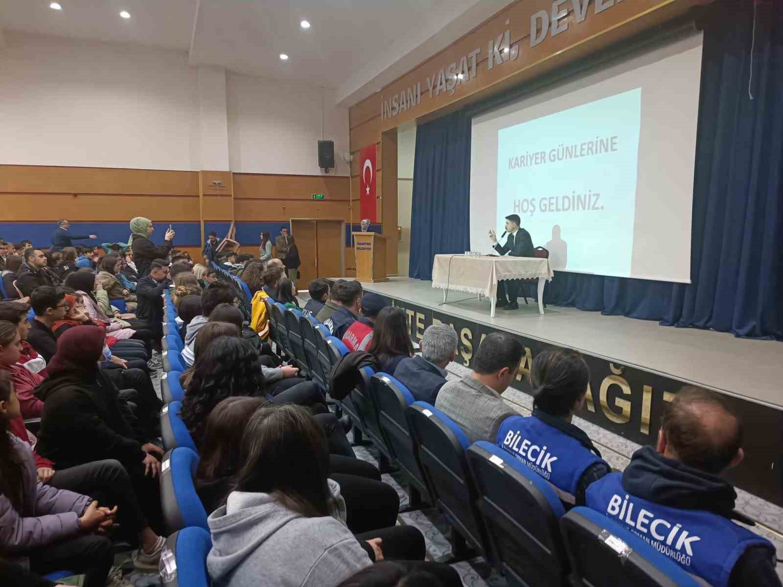 Kariyer Günleri’nde gençler meslekler hakkında bilgilendiriliyor
